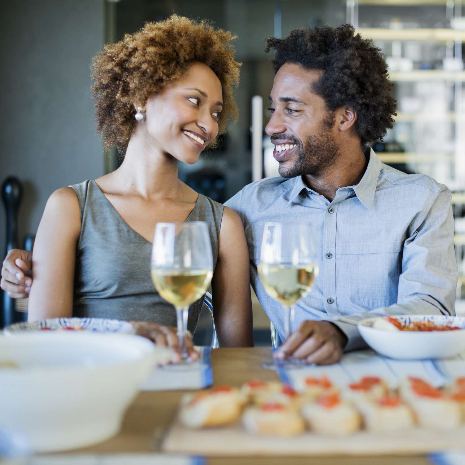 How to Greet Someone on a First Date: Tips and Etiquette