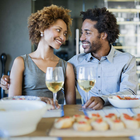 How to Greet Someone on a First Date: Tips and Etiquette